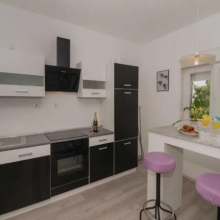 Lavanda - Four Bedroom With Hot Tub And Terrace