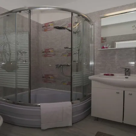 Lavanda - Four Bedroom With Hot Tub And Terrace Apartman